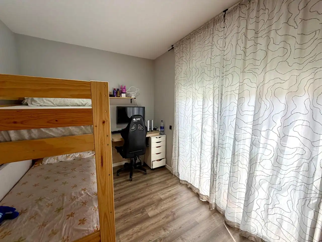 Habitación de Casa adosada en venta en Montcada i Reixac con Aire acondicionado, Calefacción y Jardín privado
