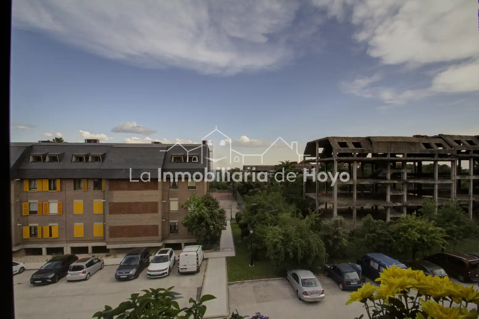 Außenansicht von Wohnung zum Verkauf in Hoyo de Manzanares mit Heizung, Privatgarten und Abstellraum