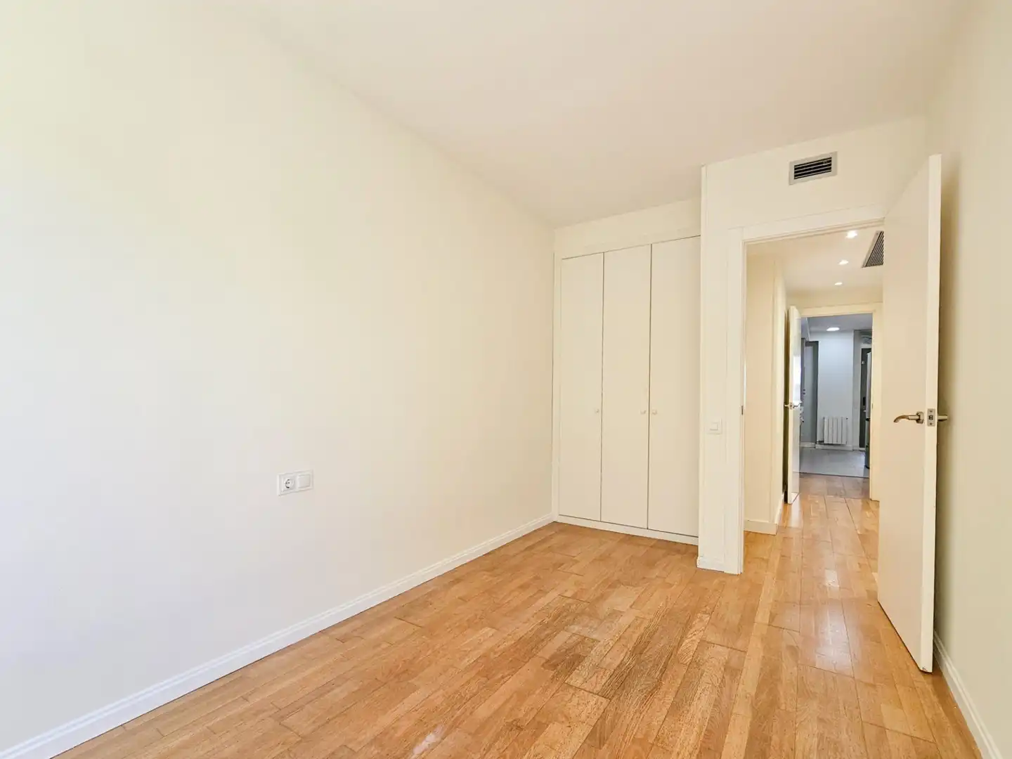 Schlafzimmer von Wohnung zum Verkauf in Barcelona mit Klimaanlage, Heizung und Terrasse