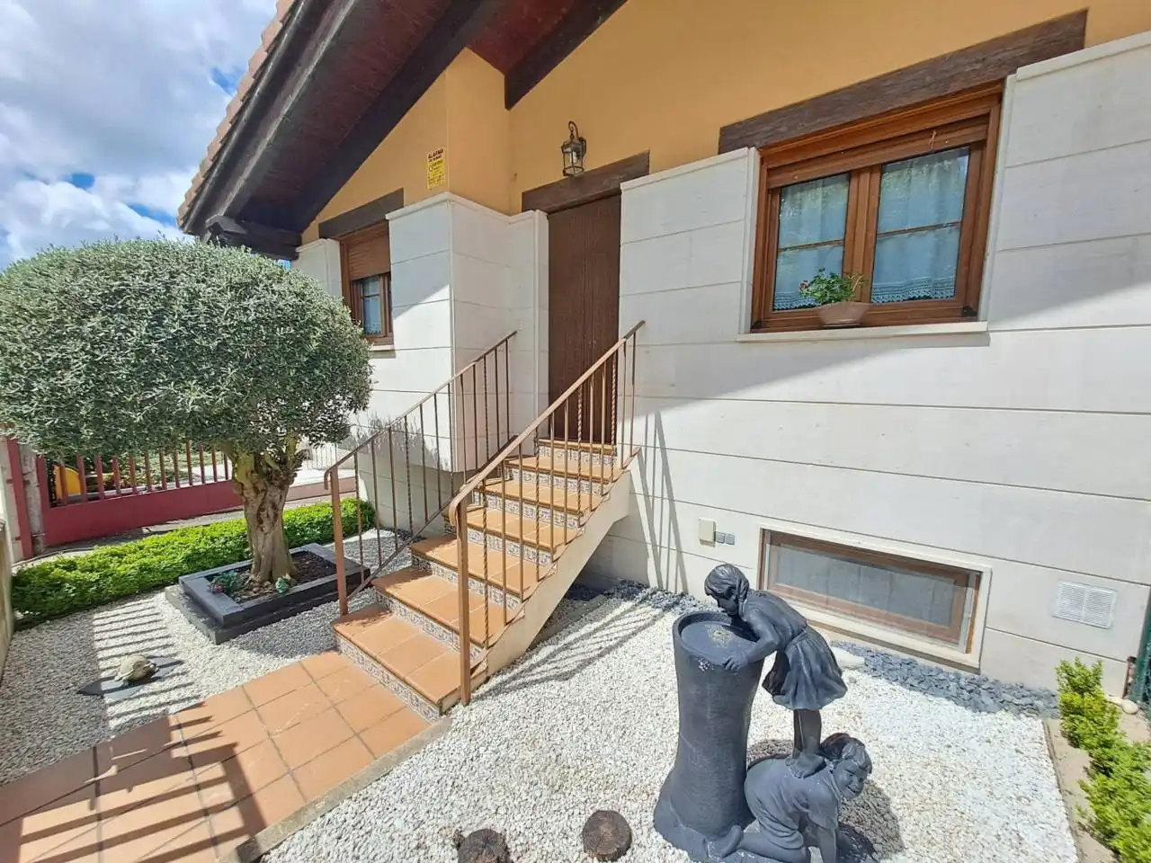 Vista exterior de Casa adosada en venda en Villagonzalo Pedernales amb Calefacció, Jardí privat i Terrassa