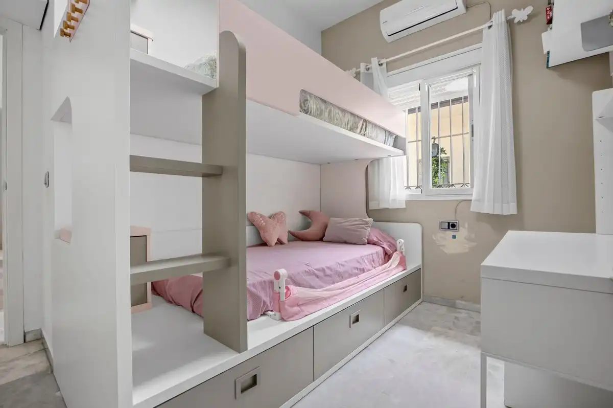 Bedroom of Flat for sale in Sevilla  with Air Conditioner, Heating and Furnished