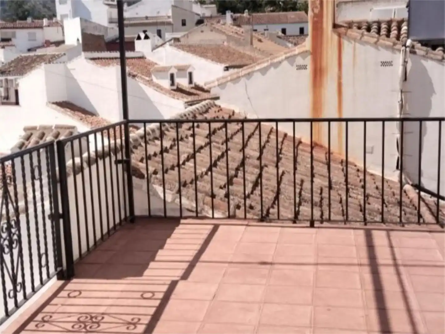 Vista exterior de Casa adosada en venda en Yunquera amb Moblat i Balcó