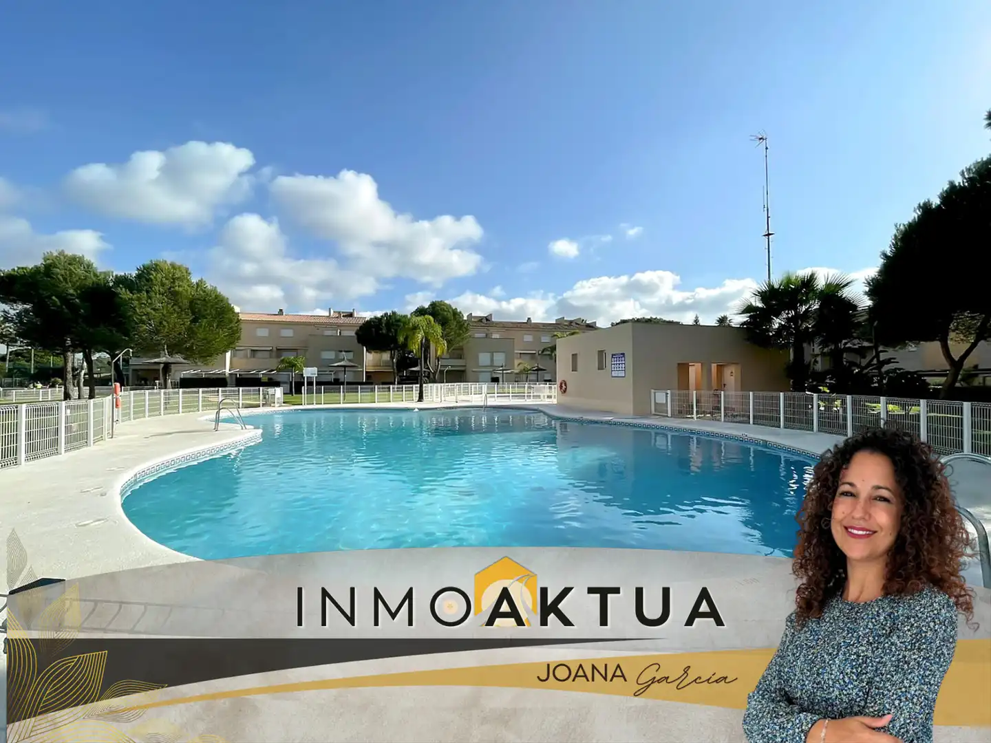 Vista exterior de Piso en venta en Chiclana de la Frontera con Terraza y Piscina comunitaria