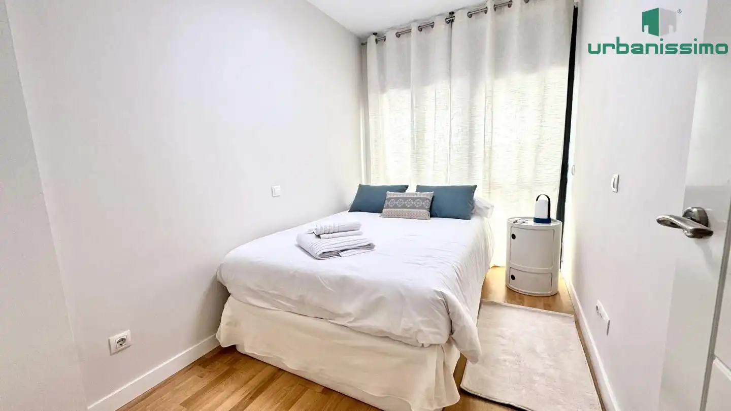 Dormitori de Apartament de lloguer en Madrid amb Aire condicionat, Traster i Moblat