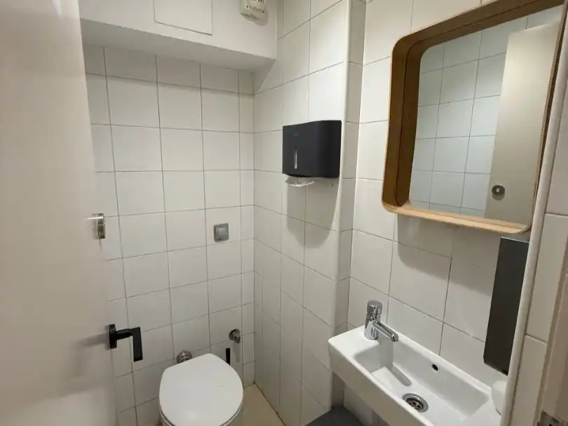 Baño de Local en traspaso en Barcelona con Aire acondicionado, Calefacción y Internet