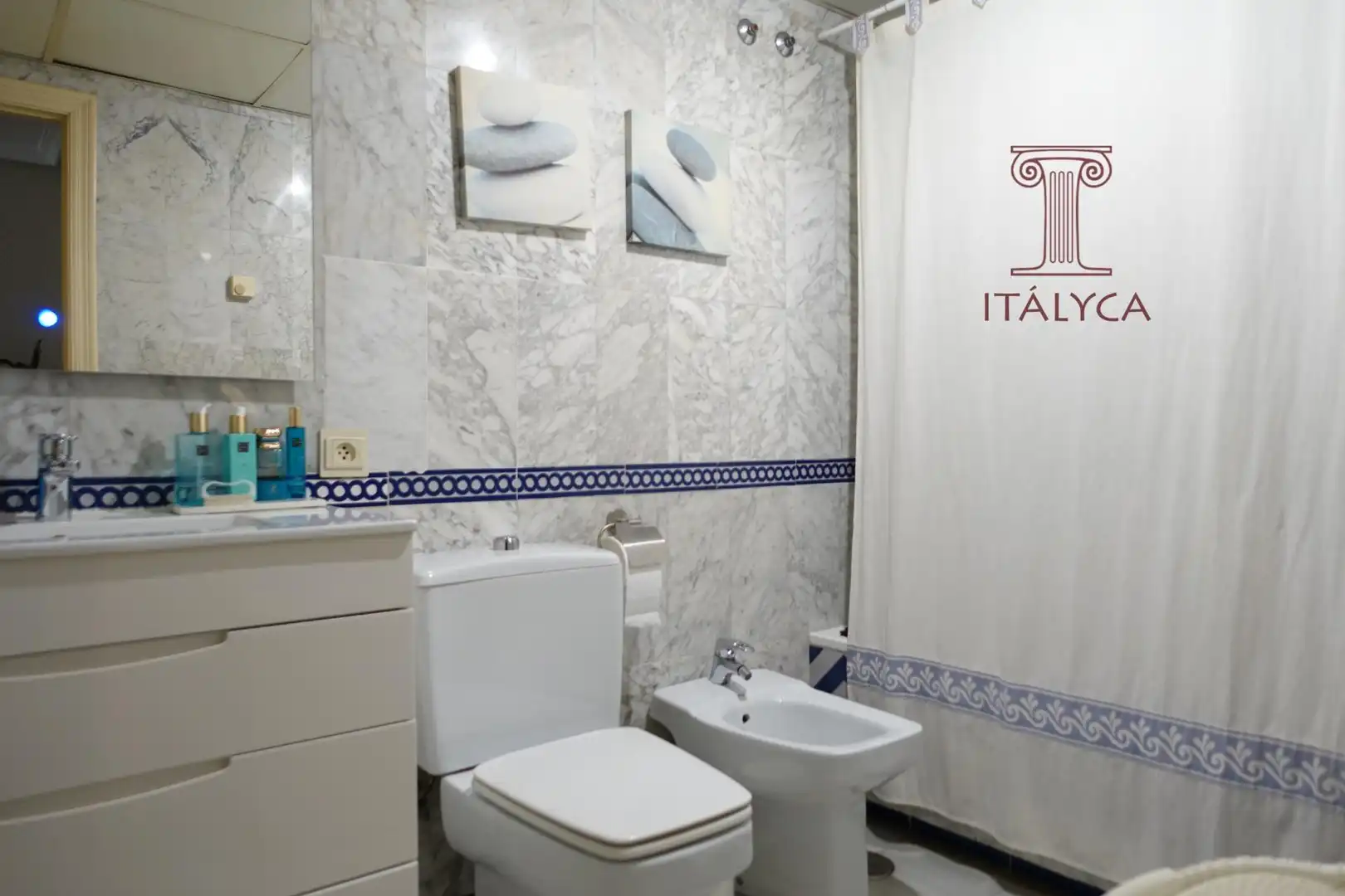 Badezimmer von Einfamilien-Reihenhaus zum Verkauf in San Juan de Aznalfarache mit Klimaanlage, Heizung und Privatgarten
