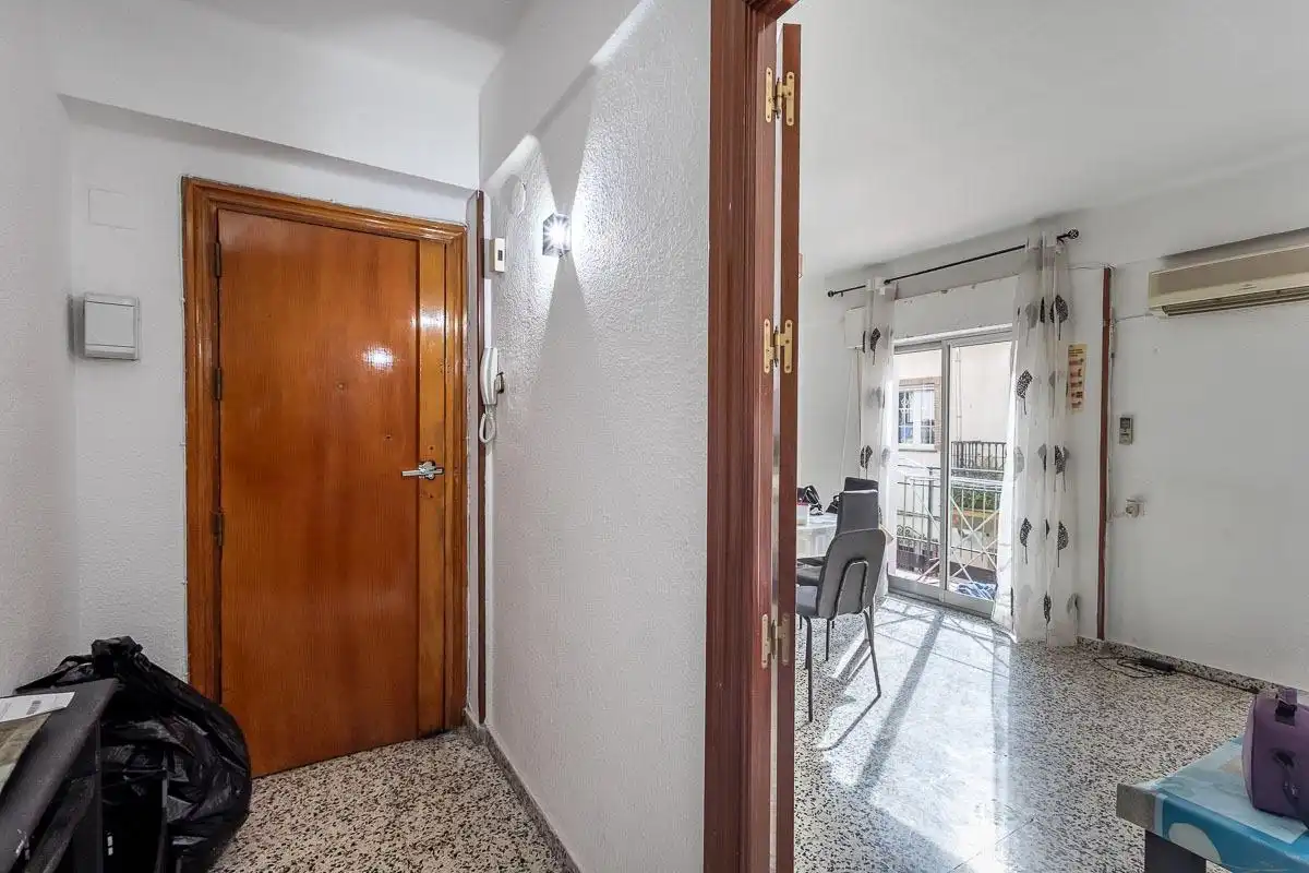Wohnung zum Verkauf in Granada mit Klimaanlage, Waschmaschine und Balkon