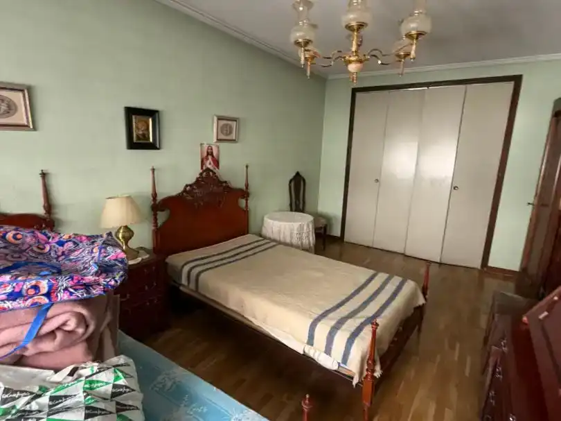 Dormitori de Pis en venda en León Capital  amb Parquet i Moblat