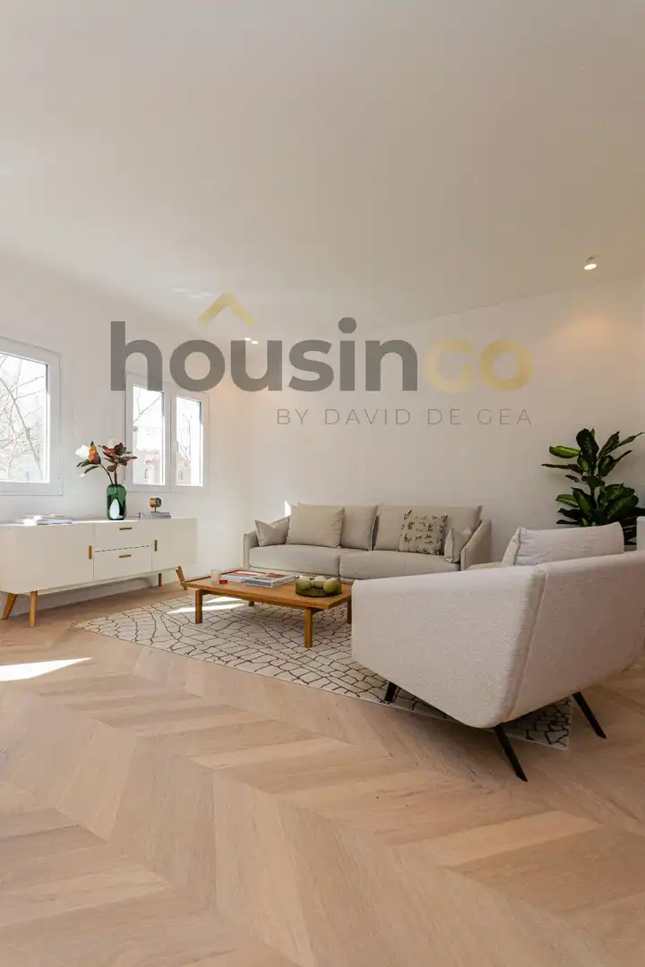 Living room of Flat for sale in Madrid  with Air Conditioner, Heating and Parquet flooring
