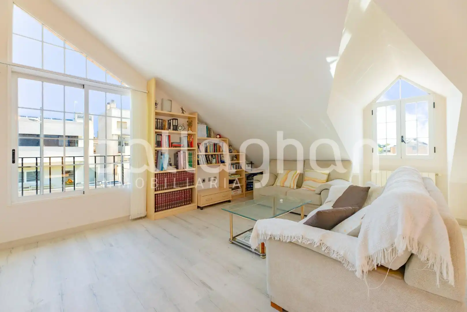 Sala d'estar de Casa o xalet en venda en Sagunto / Sagunt amb Calefacció, Jardí privat i Terrassa
