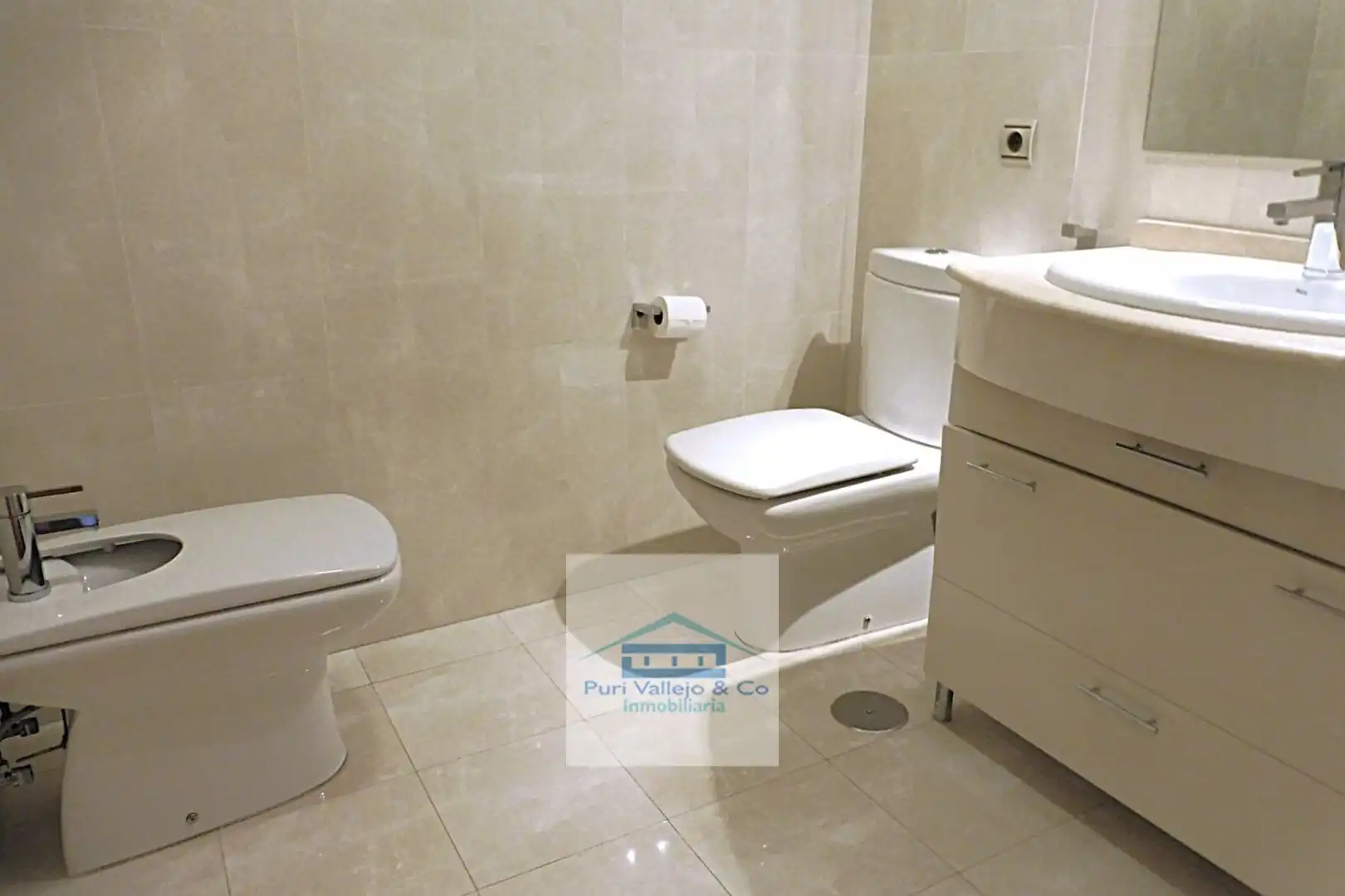 Bathroom of Flat for rent in Córdoba  with Air Conditioner, Terrace and Storage room