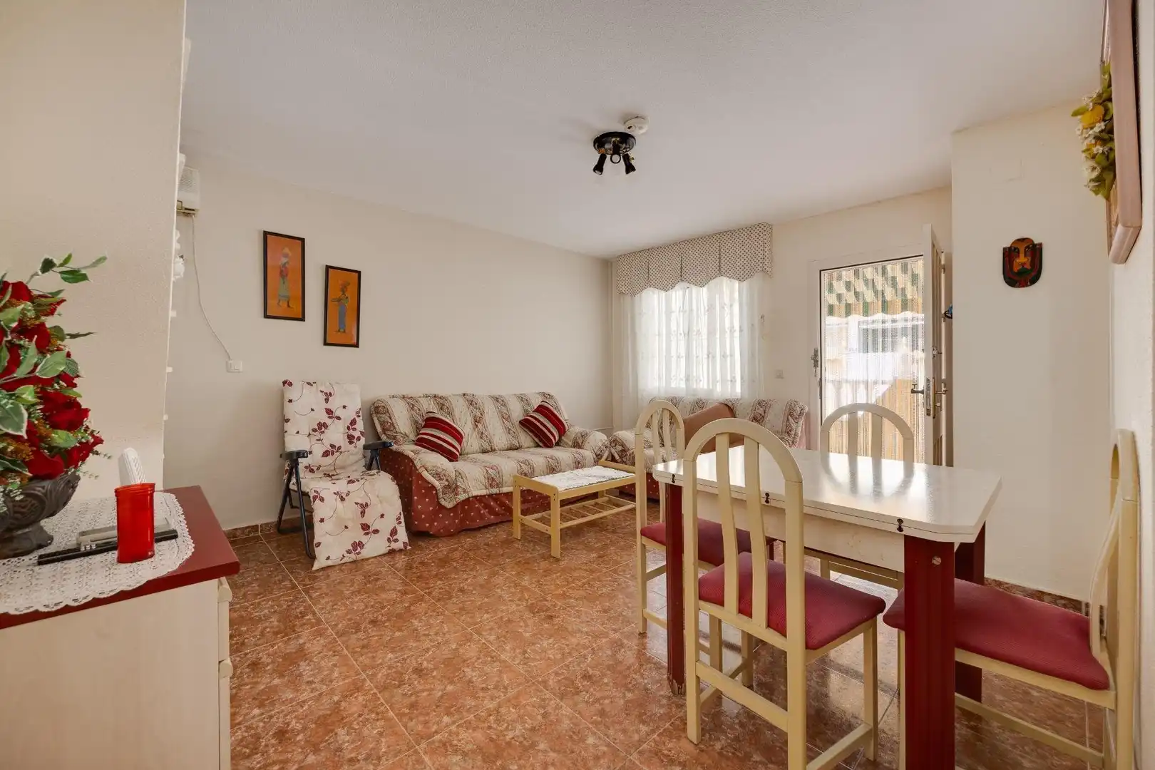 Sala d'estar de Casa o xalet en venda en Torrevieja amb Aire condicionat, Jardí privat i Piscina