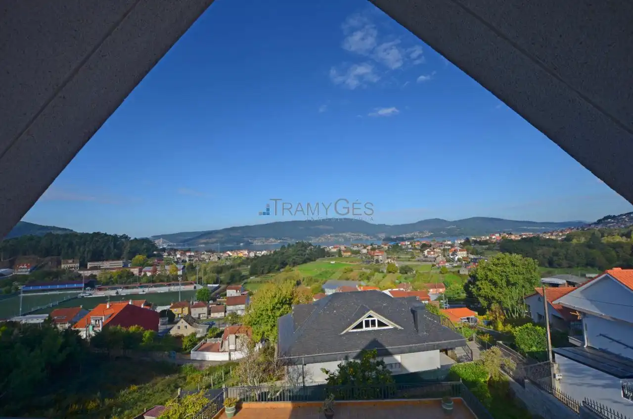 Vista exterior de Casa o xalet en venda en Redondela amb Calefacció, Jardí privat i Terrassa