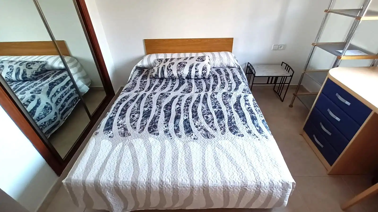 Habitación de Piso de alquiler en Valencia con Aire acondicionado y Amueblado