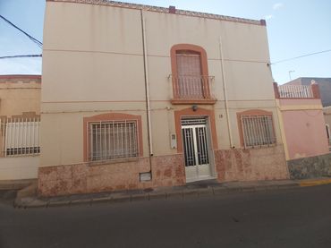 Casa con balcón en venta en Tabernas