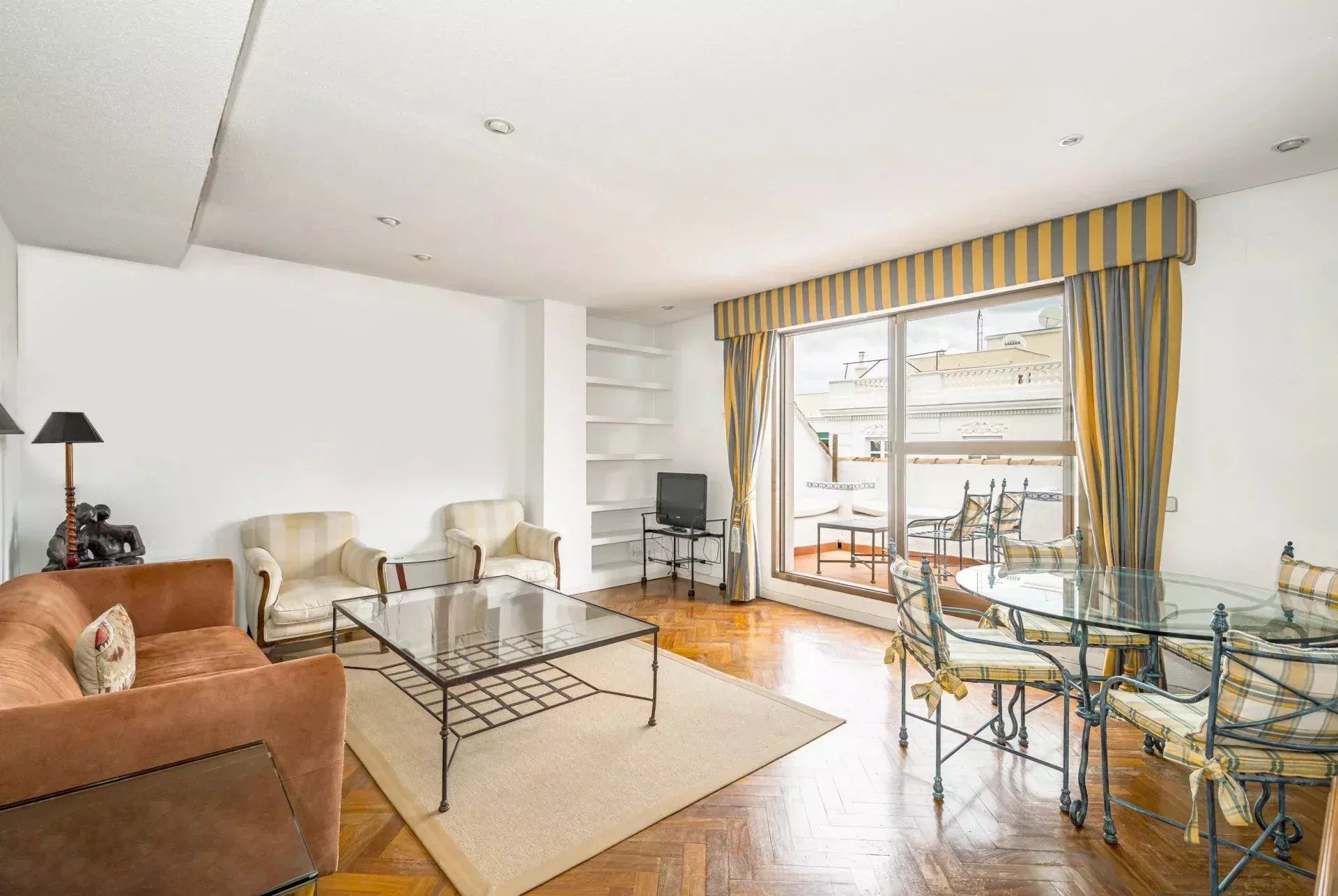 Living room of Flat for sale in  Madrid Capital  with Air Conditioner and Terrace