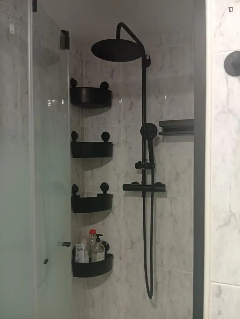 Bany de Apartament per a compartir en Alcobendas amb Aire condicionat, Moblat i Forn