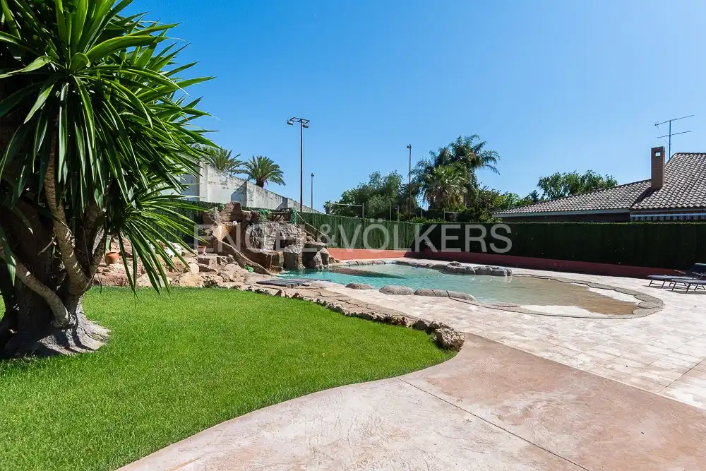 Piscina de Casa o xalet en venda en Paterna amb Aire condicionat, Calefacció i Jardí privat