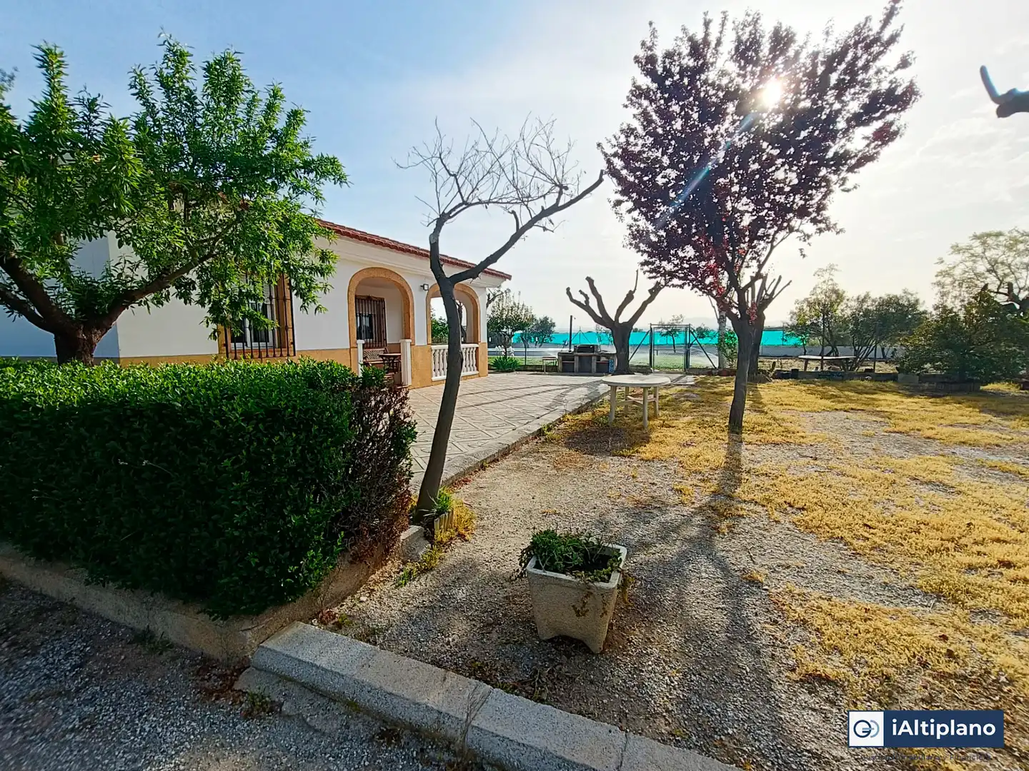 Vista exterior de Casa o xalet en venda en Baza amb Jardí privat, Piscina i Moblat