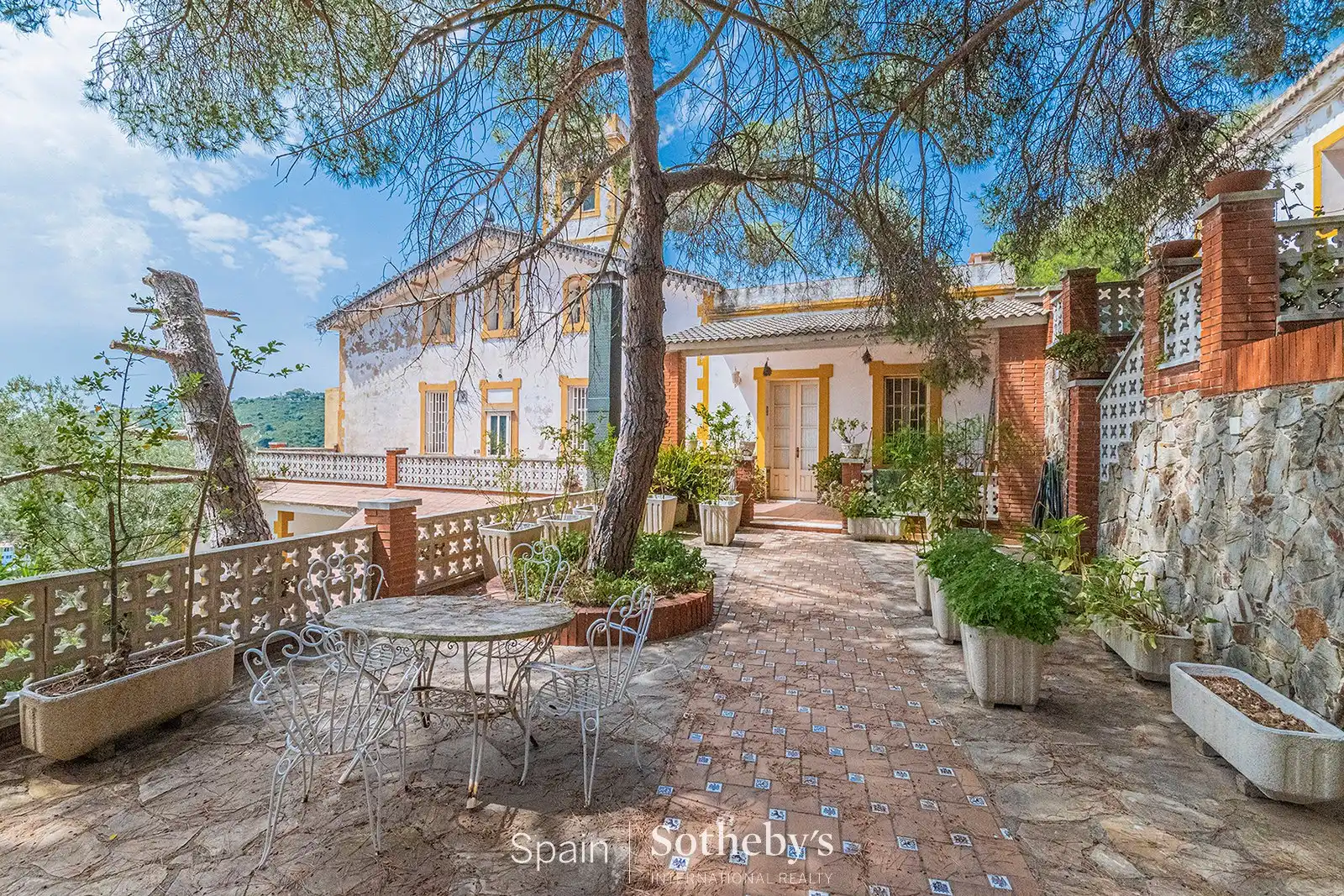 Vista exterior de Casa o xalet en venda en Barcelona amb Aire condicionat, Calefacció i Jardí privat