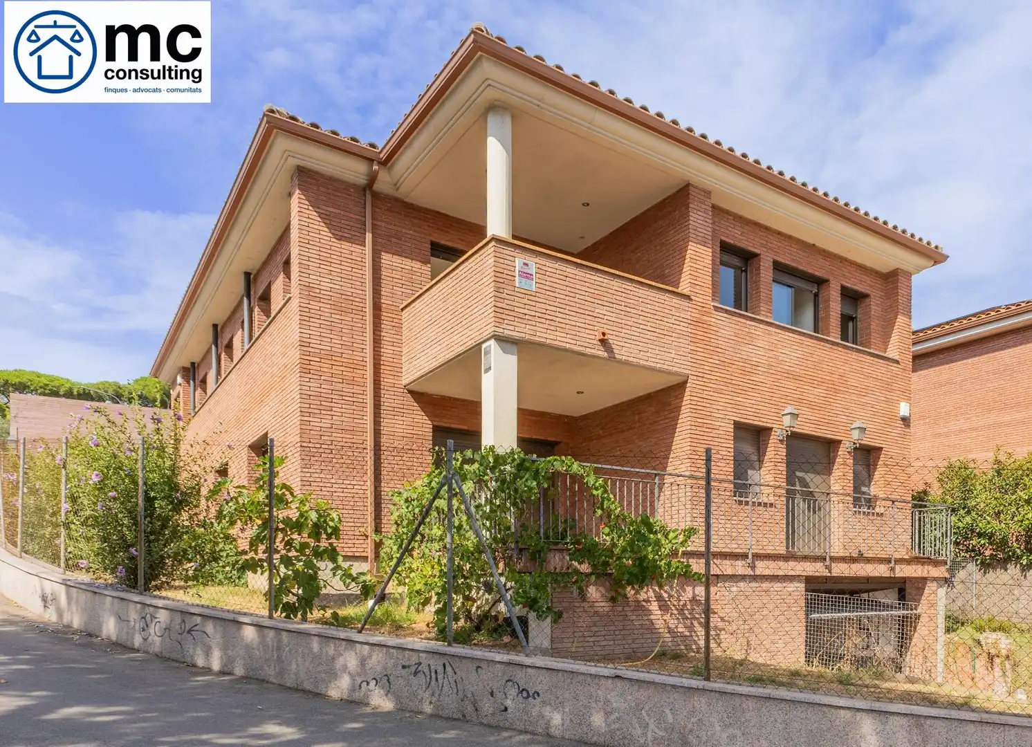 Casa amb jardí en venda a Avenida de Puig i Cadafalch