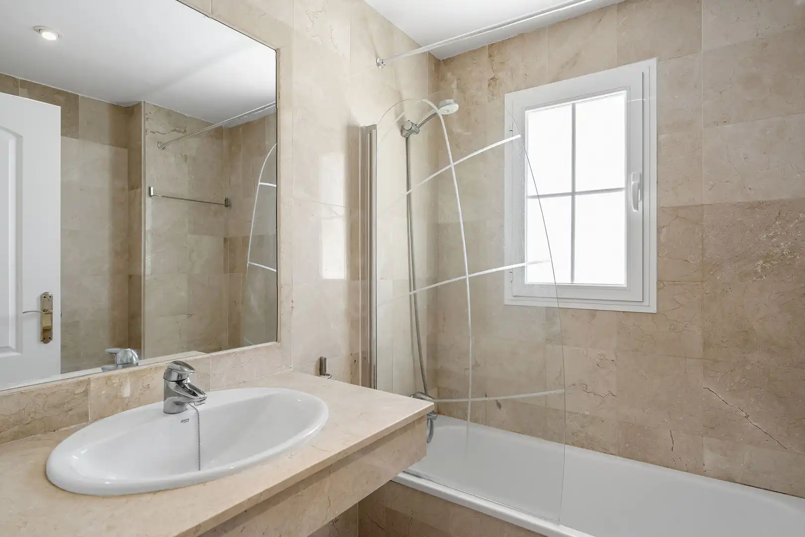 Baño de Casa adosada en venta en Marbella con Aire acondicionado, Terraza y Piscina