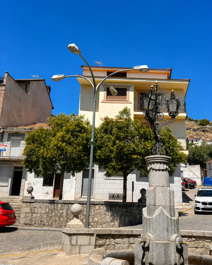 Vista exterior de Casa adosada en venda en El Hoyo de Pinares 
