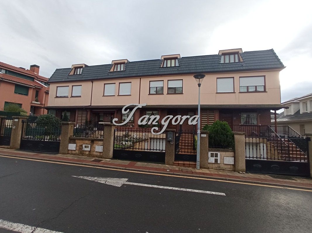 Vista exterior de Casa adosada en venda en Abanto y Ciérvana-Abanto Zierbena amb Jardí privat, Parquet i Terrassa