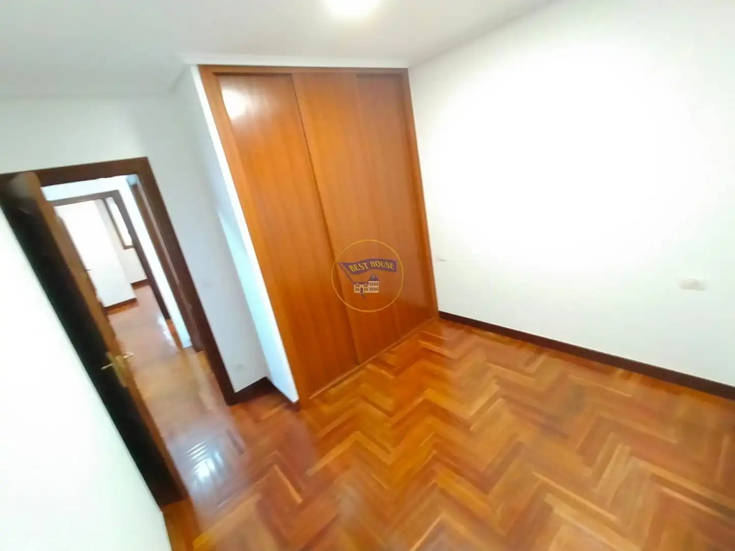 Flat for rent in Vigo   with Heating, Parquet flooring and Furnished