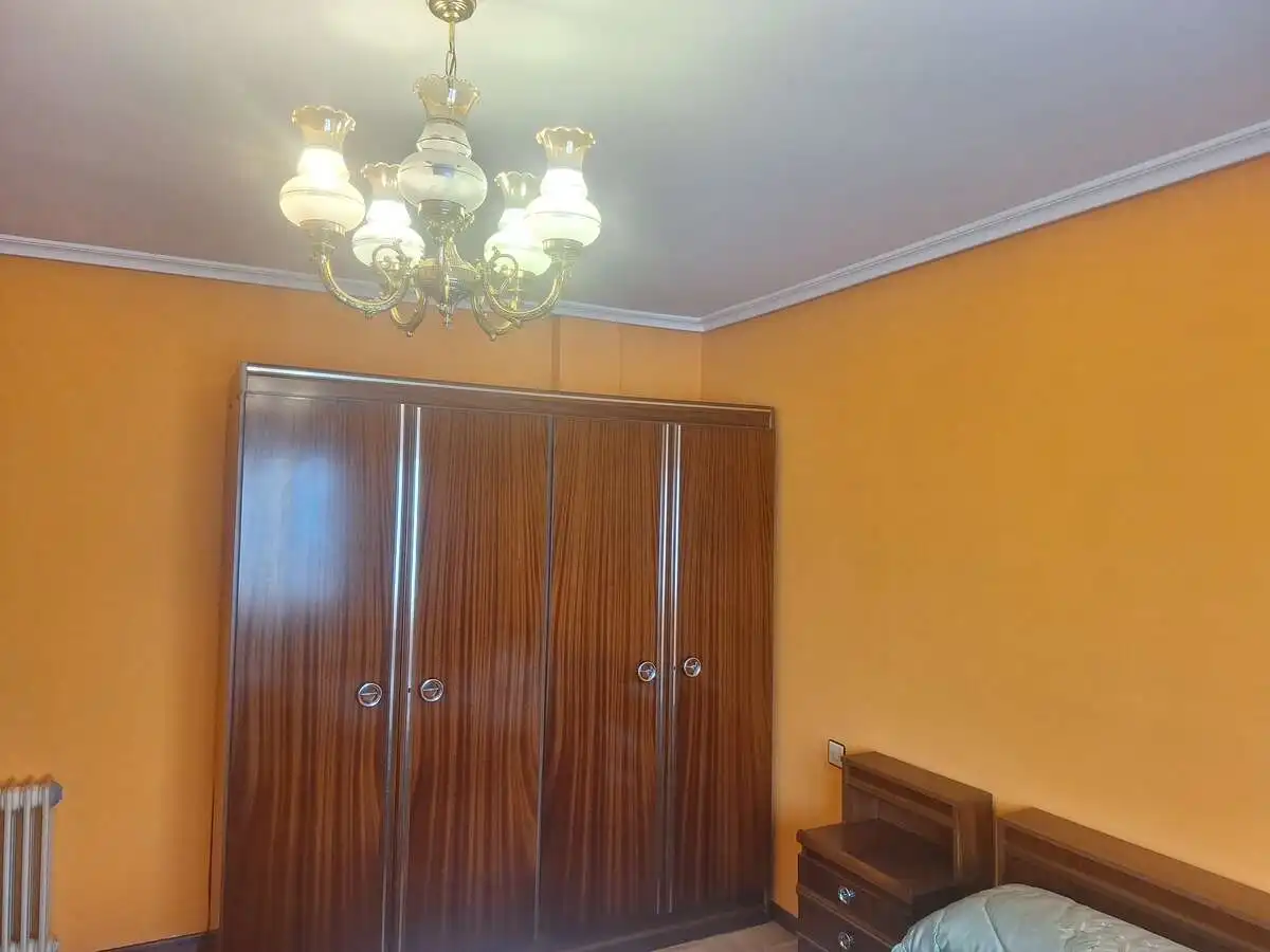 Habitación de Piso en venta en León Capital  con Calefacción, Terraza y Trastero