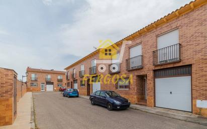 Vista exterior de Casa adosada en venda en Novés amb Jardí privat