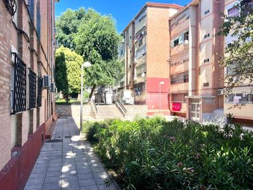 Pis amb balcó en venda a Villaverde