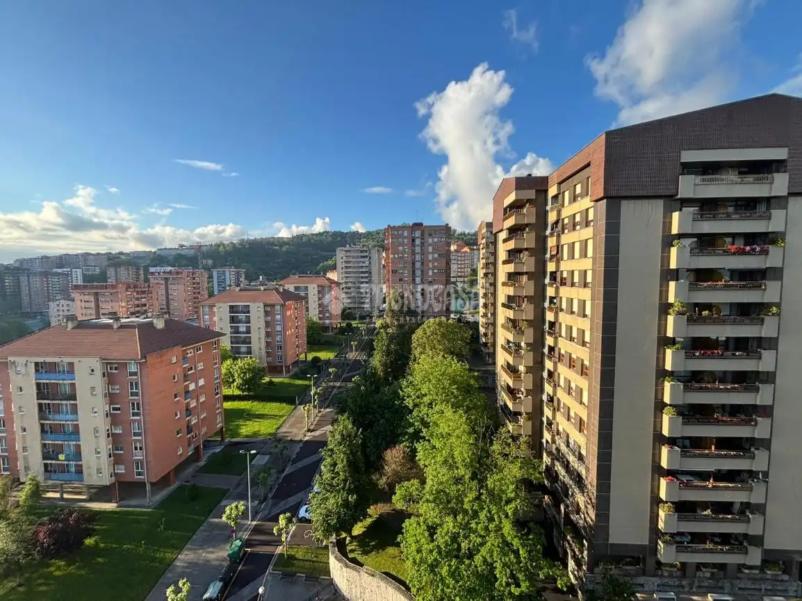 Vista exterior de Pis en venda en Bilbao  amb Calefacció, Traster i Balcó