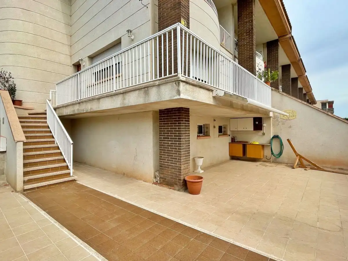 Vista exterior de Casa o xalet en venda en Santa Bàrbara amb Terrassa