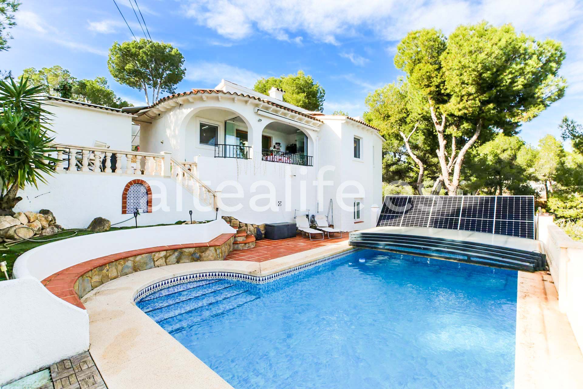 Vista exterior de Casa o xalet en venda en La Nucia amb Aire condicionat, Jardí privat i Terrassa