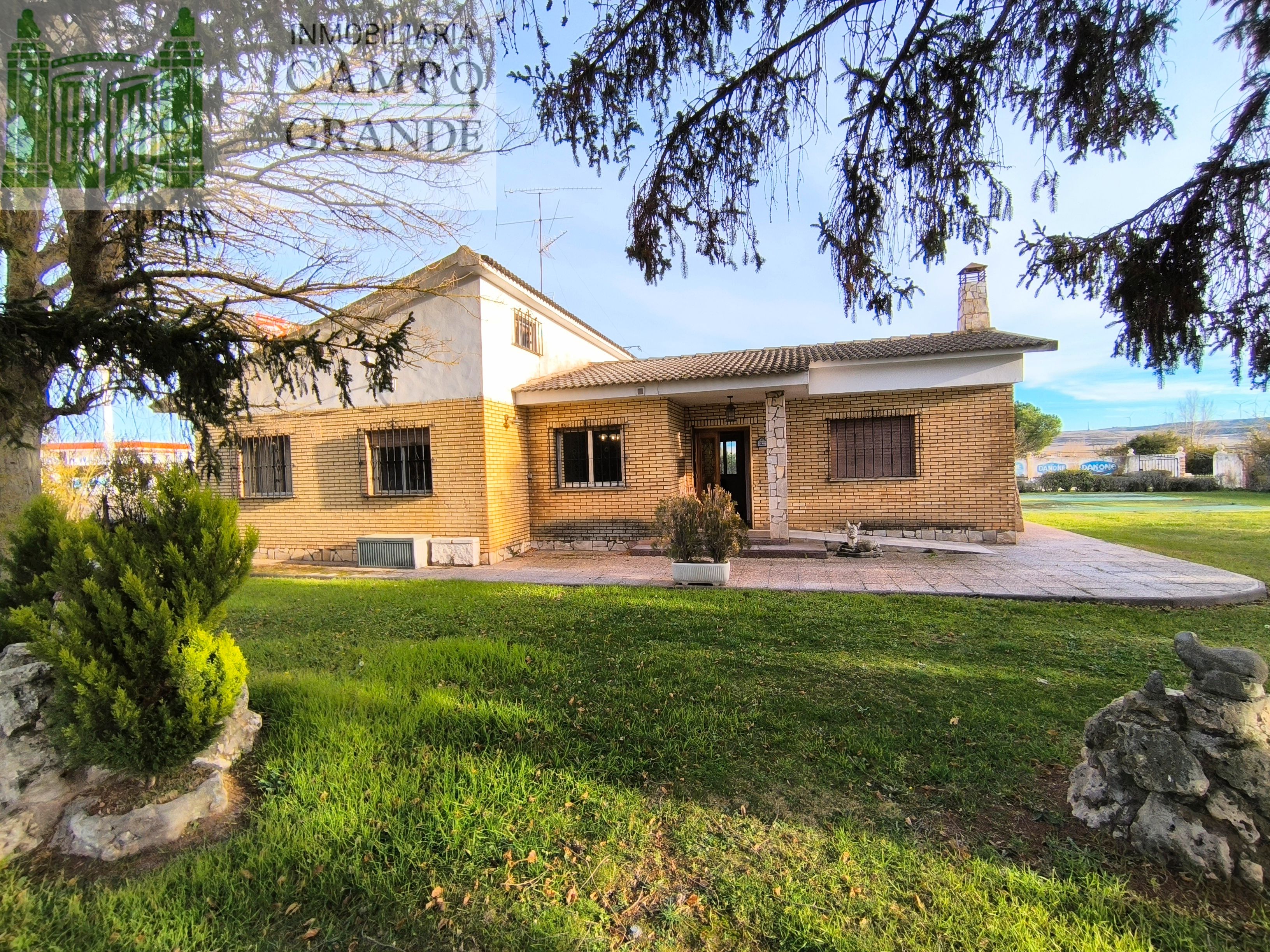 Vista exterior de Casa o xalet en venda en Herrera de Valdecañas amb Calefacció, Jardí privat i Traster