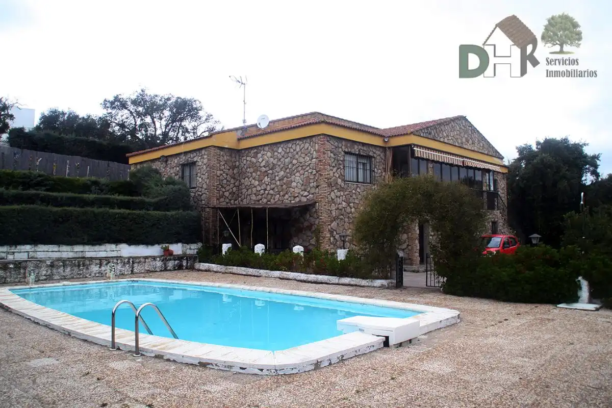 Chalet con piscina en venta en Sierra de Fuentes