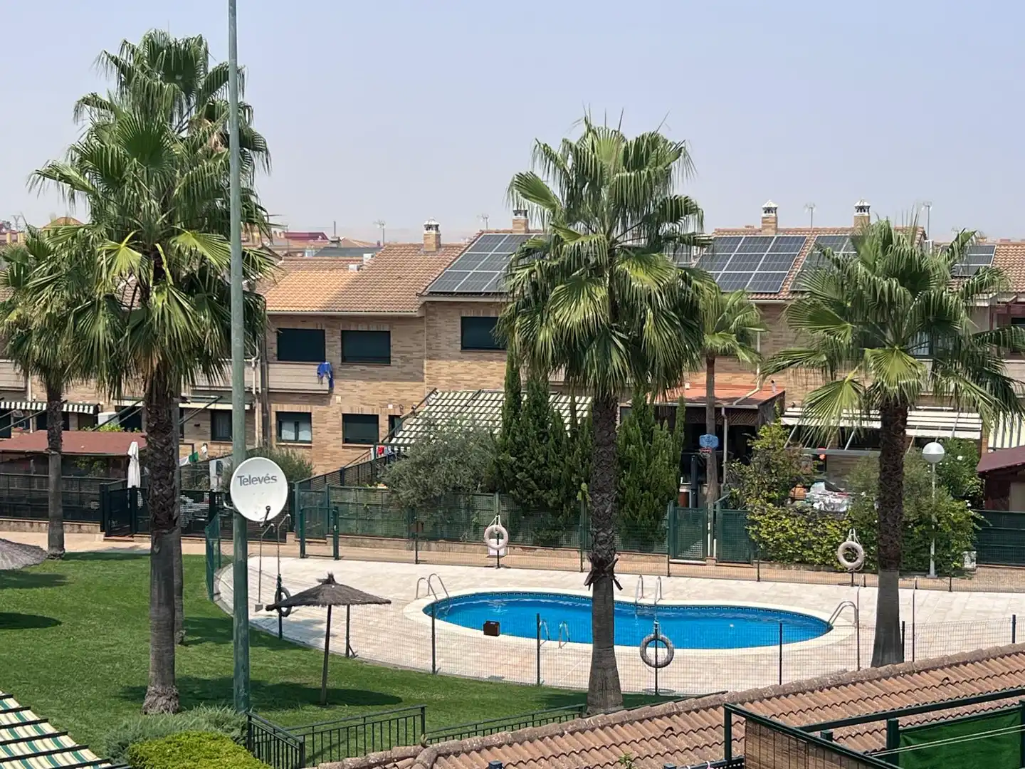 Adosado con piscina en venta en Montesol - Mejostilla
