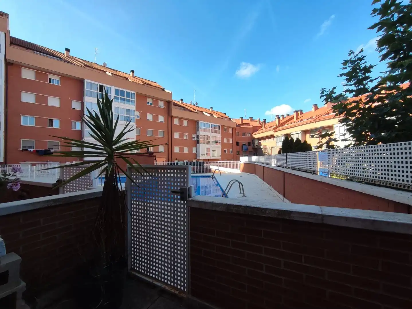 Vista exterior de Loft en venda en Villamediana de Iregua amb Calefacció, Terrassa i Piscina comunitària