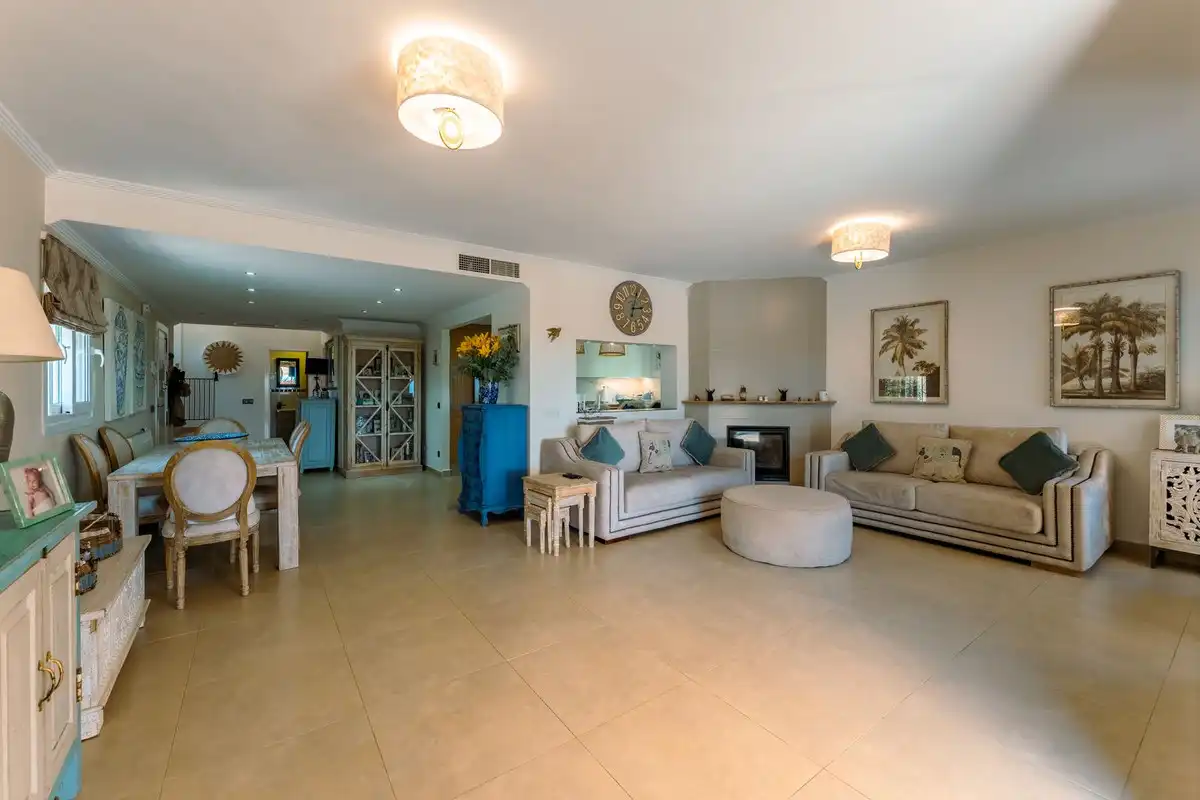 Sala d'estar de Casa o xalet en venda en Estepona amb Aire condicionat, Jardí privat i Terrassa