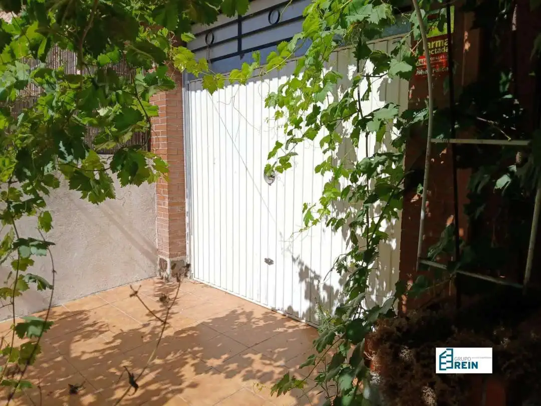 Jardí de Casa adosada en venda en Esquivias amb Calefacció, Terrassa i Piscina