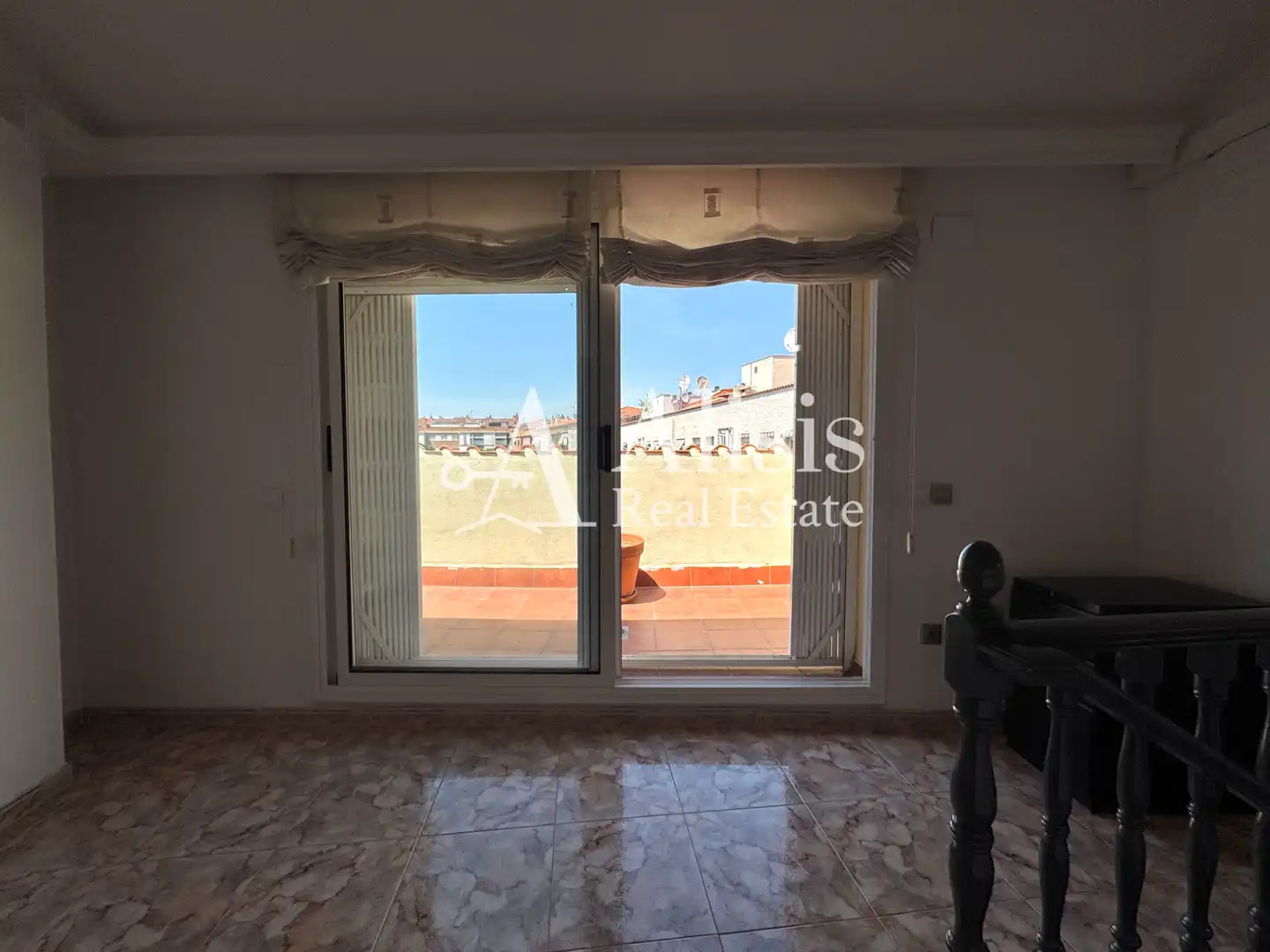Außenansicht von Einfamilien-Reihenhaus zum Verkauf in Pallejà mit Klimaanlage, Heizung und Terrasse