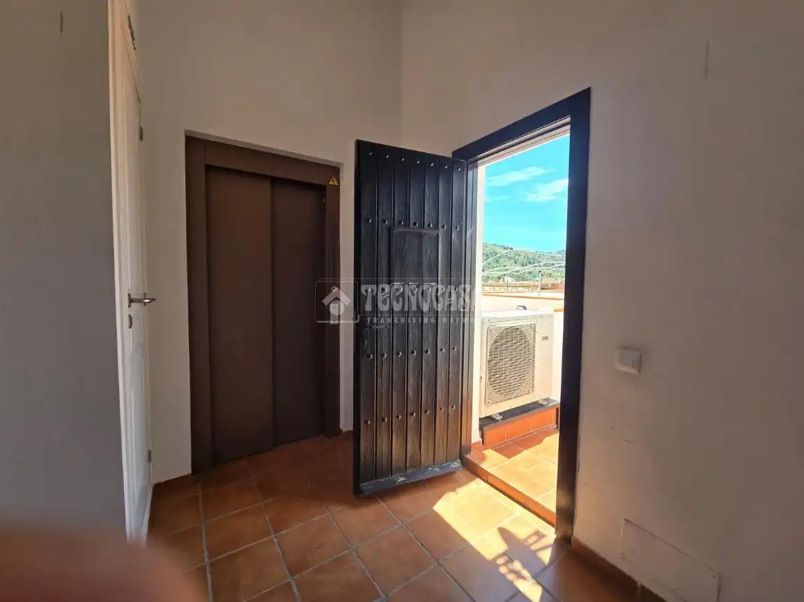 Terraza de Piso en venta en Vélez de Benaudalla con Aire acondicionado, Terraza y Piscina comunitaria