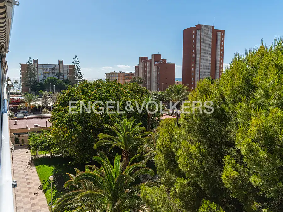 Außenansicht von Wohnung zur Miete in Alicante / Alacant mit Klimaanlage, Heizung und Gemeinschaftspool
