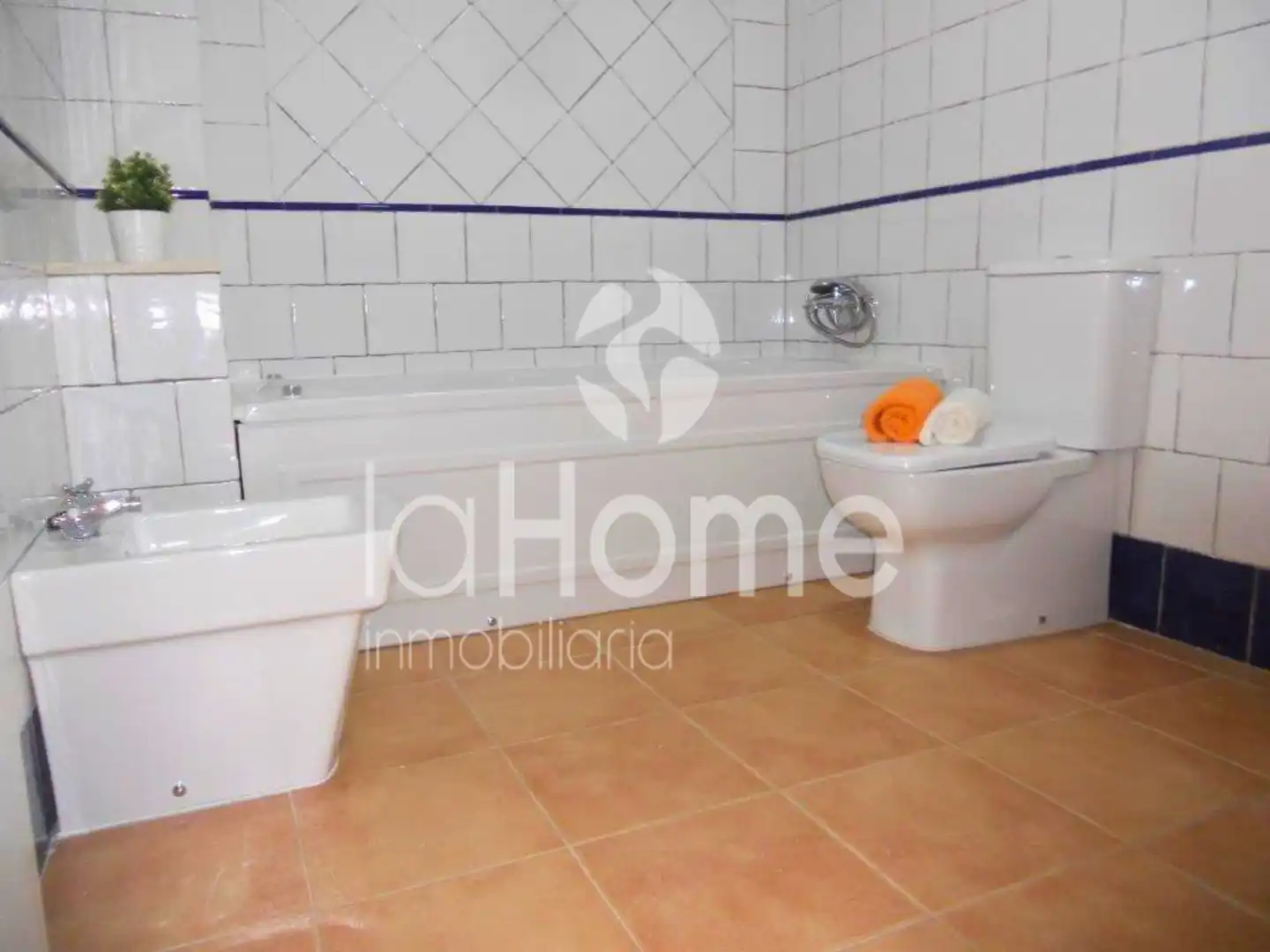 Badezimmer von Wohnung zum Verkauf in Paterna mit Parkett, Terrasse und Ofen