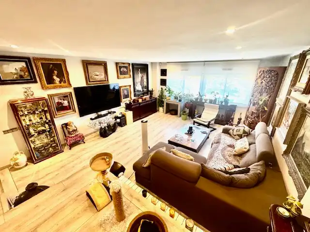 Sala de estar de Casa adosada en venta en Sant Cugat del Vallès con Aire acondicionado, Calefacción y Parquet