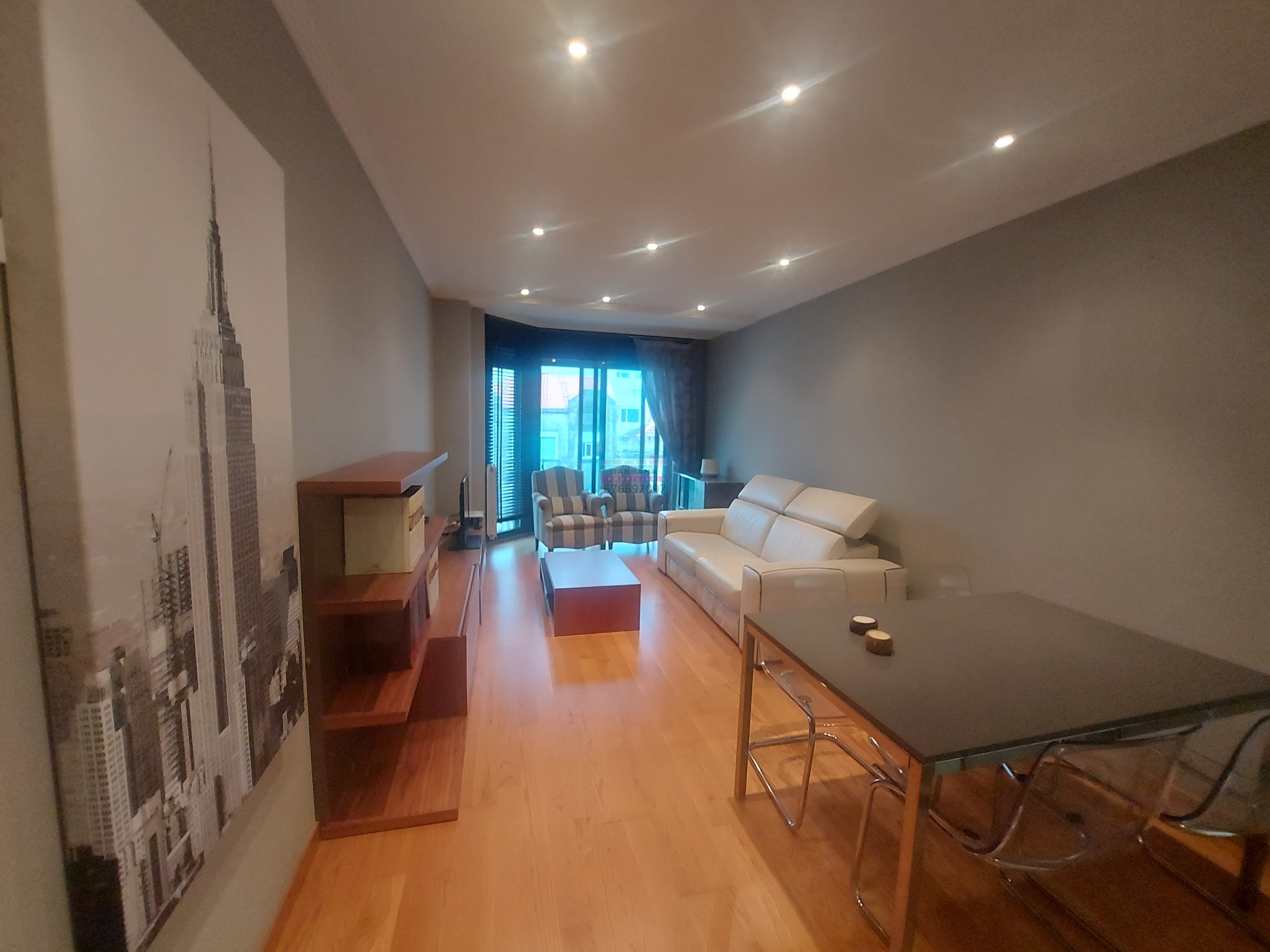 Sala d'estar de Dúplex de lloguer en Vigo  amb Parquet, Moblat i Forn
