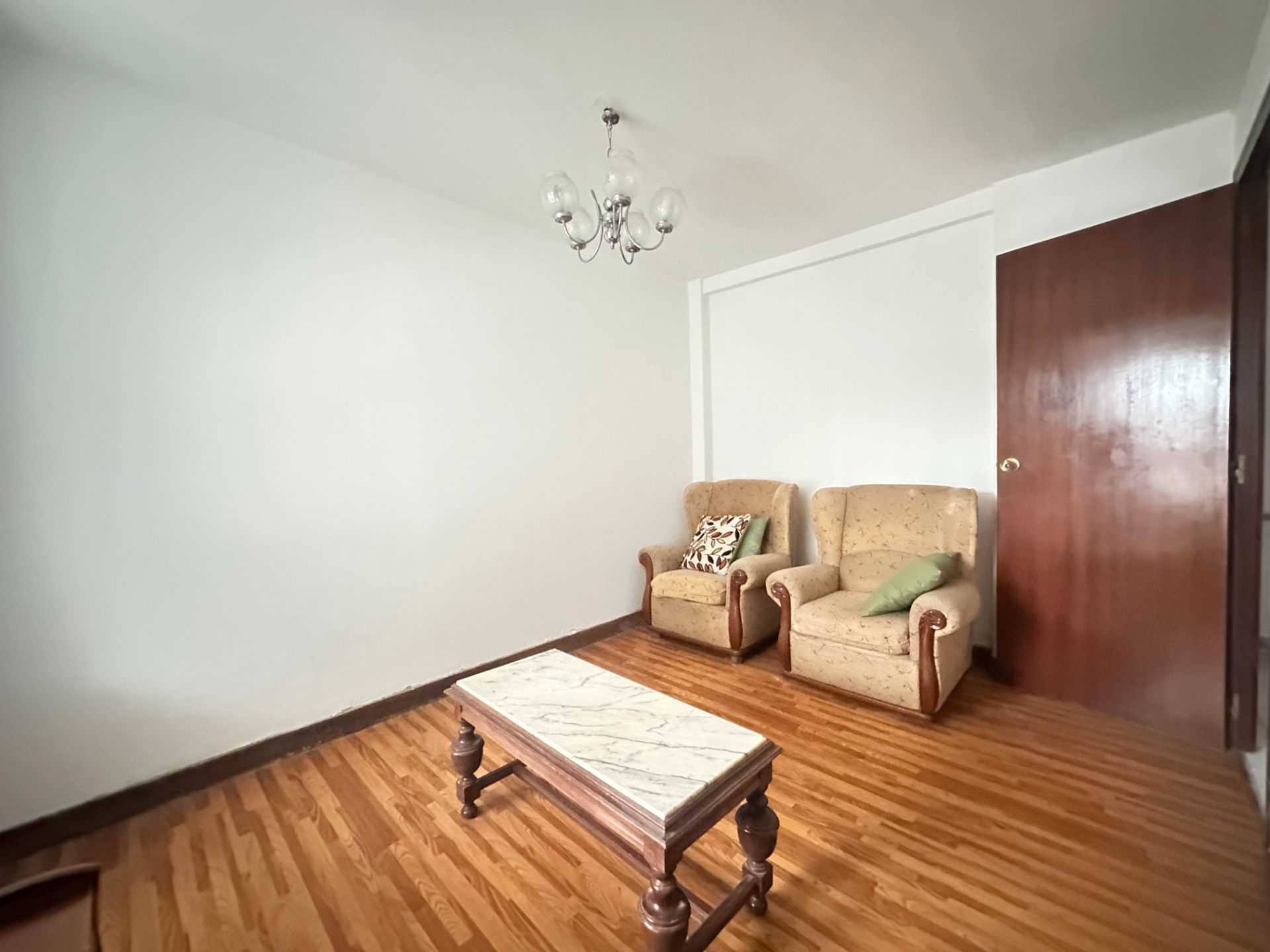 Sala d'estar de Pis en venda en Santiago de Compostela  amb Calefacció