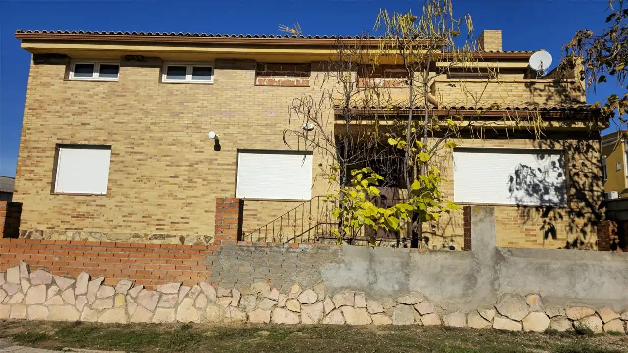 Vista exterior de Casa adosada en venda en Tórtola de Henares amb Jardí privat, Terrassa i Balcó