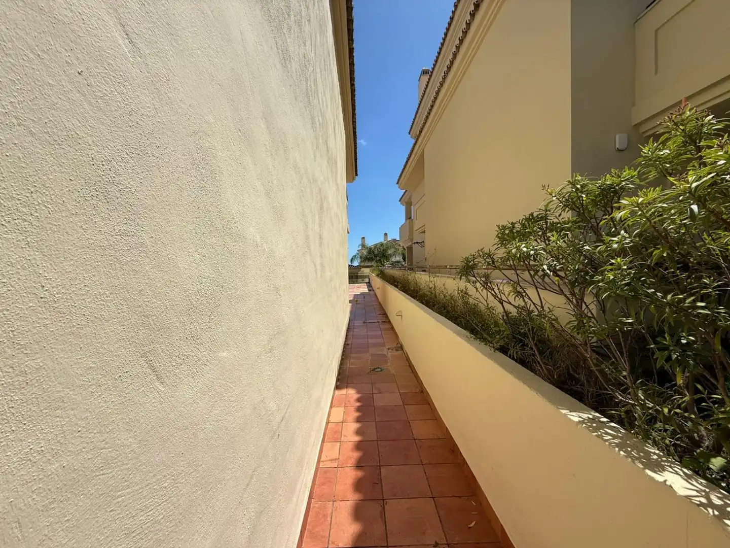 Vista exterior de Piso en venta en Marbella con Calefacción, Terraza y Piscina comunitaria